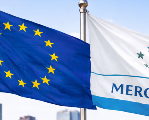 Banderas de la Unión Europea y Mercosur para ilustrar el acuerdo UE Mercosur